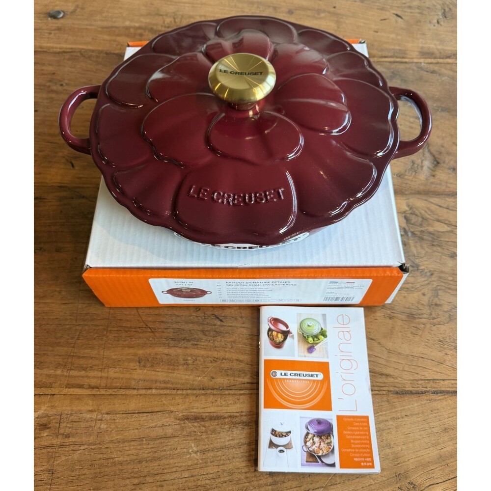 Le Creuset Signature Cast Iron Petal Shallow Casserole 2.25qt Garnet Rhone NEW - Picture 2 of 16